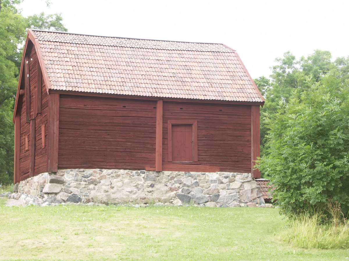 "Vasakällaren" på Revelsta gård, Altuna socken, Uppland juli 2005