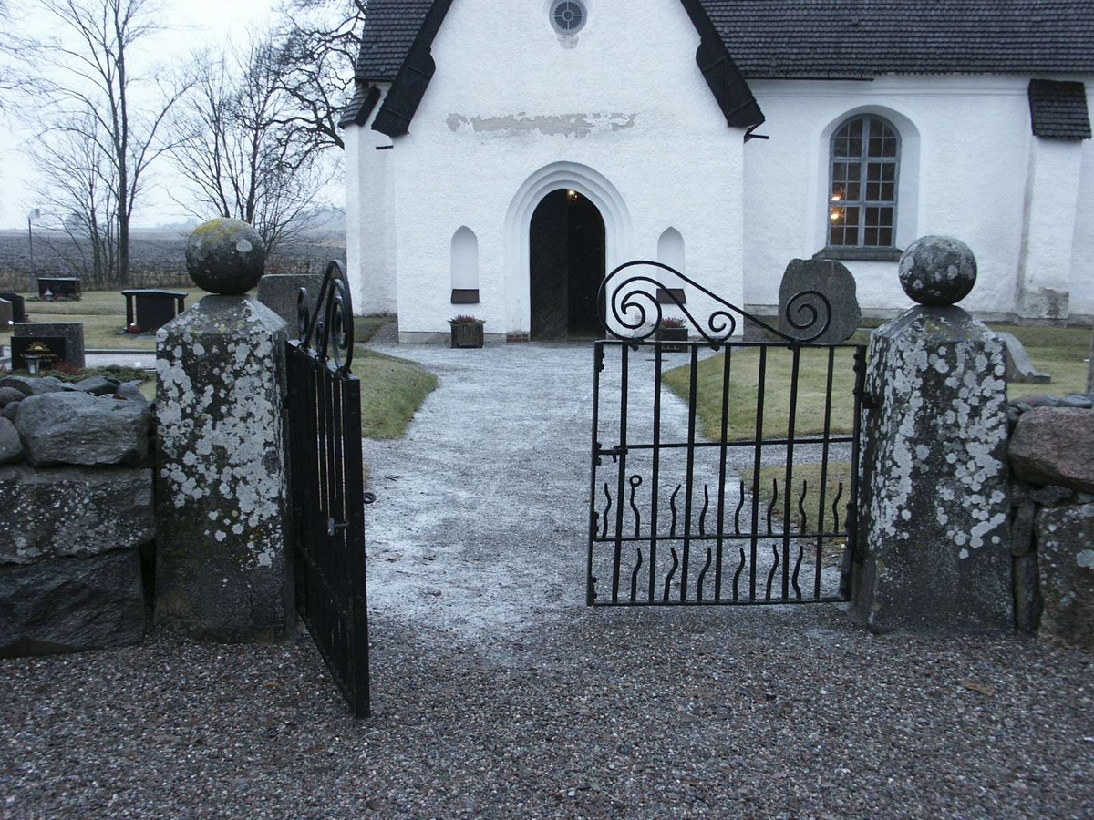 Grindstolpar och smidesgrindar vid Långtora kyrka, Långtora socken, Uppland janauri 2003