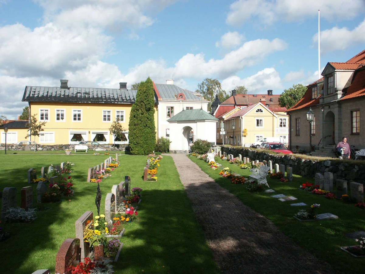 Kyrkogården, Holmgrenska gården samt tingshus och församlingshem vid Östhammars kyrka, Östhammar, Uppland 2004