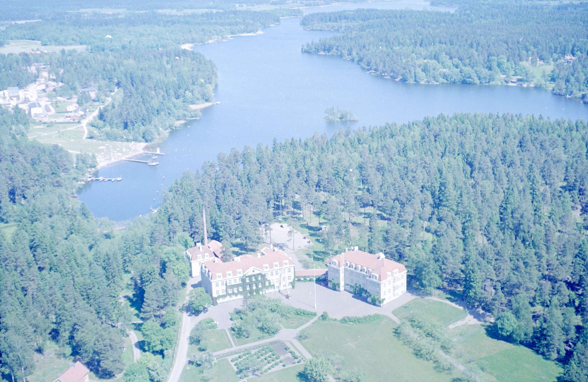 Flygfoto över Valloxens sjukhem och Valloxen, Knivsta, Uppland 1966