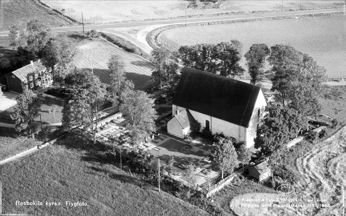 Flygfoto över Rasbokils kyrka, Rasbokils socken, Uppland 1958