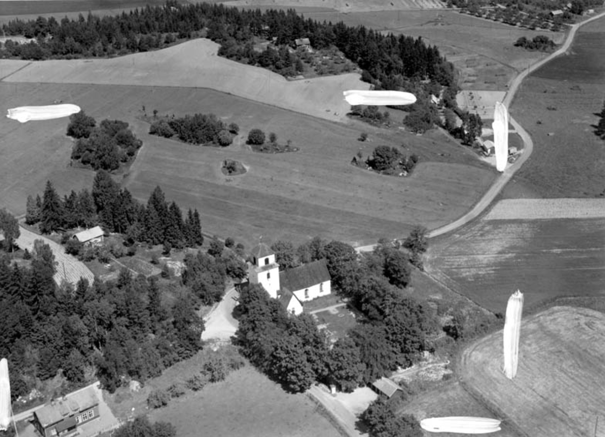 Flygfoto över Häggeby kyrka, Häggeby socken, Uppland 1952