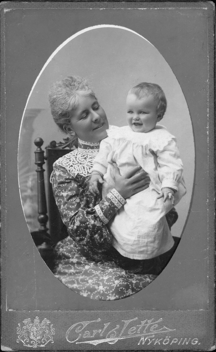 Kabinettsfotografi - kvinna med barn, år 1904