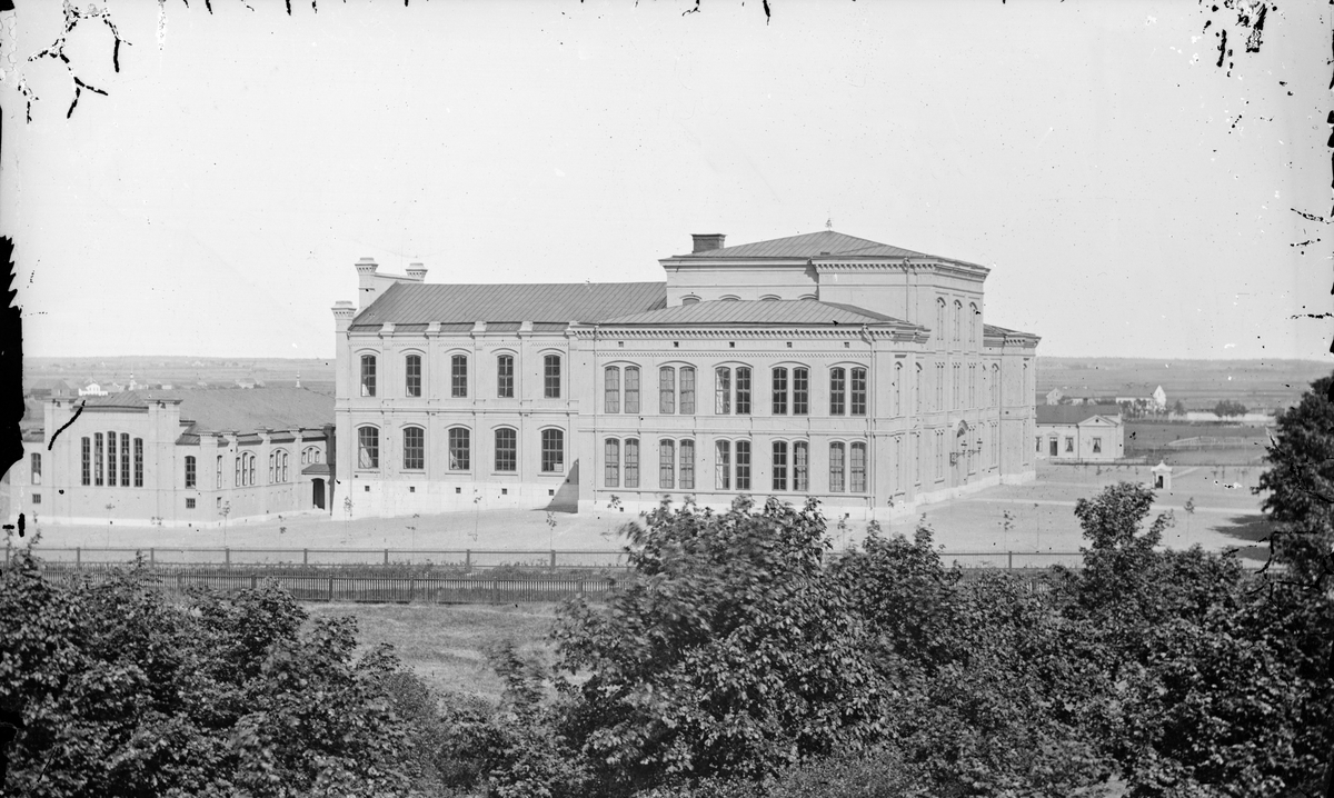 Högre Allmänna Läroverket från sydväst, kvarteret Skolan, Luthagen, Uppsala efter 1869