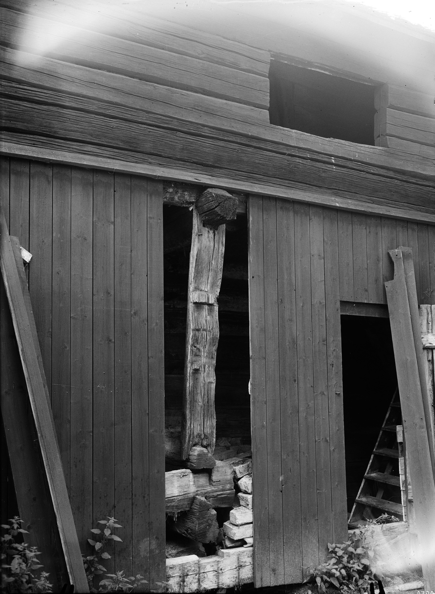Stödplanka under loftet, ekonomibyggnad, Fäcklinge, Tierps socken, Uppland 1934