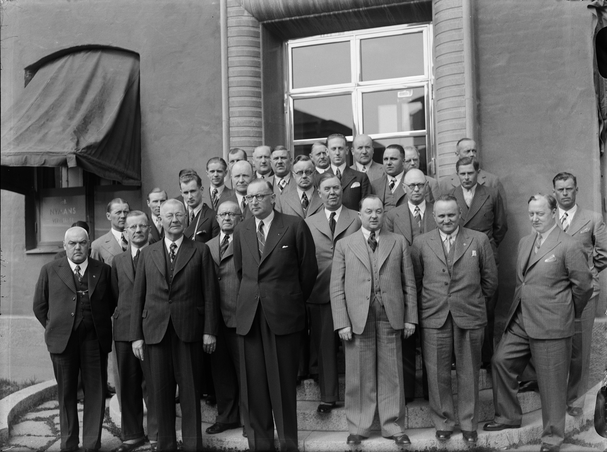 Direktör Lundqvist med finska cykelhandlare, AB Nymans Verkstäder, Uppsala maj 1939