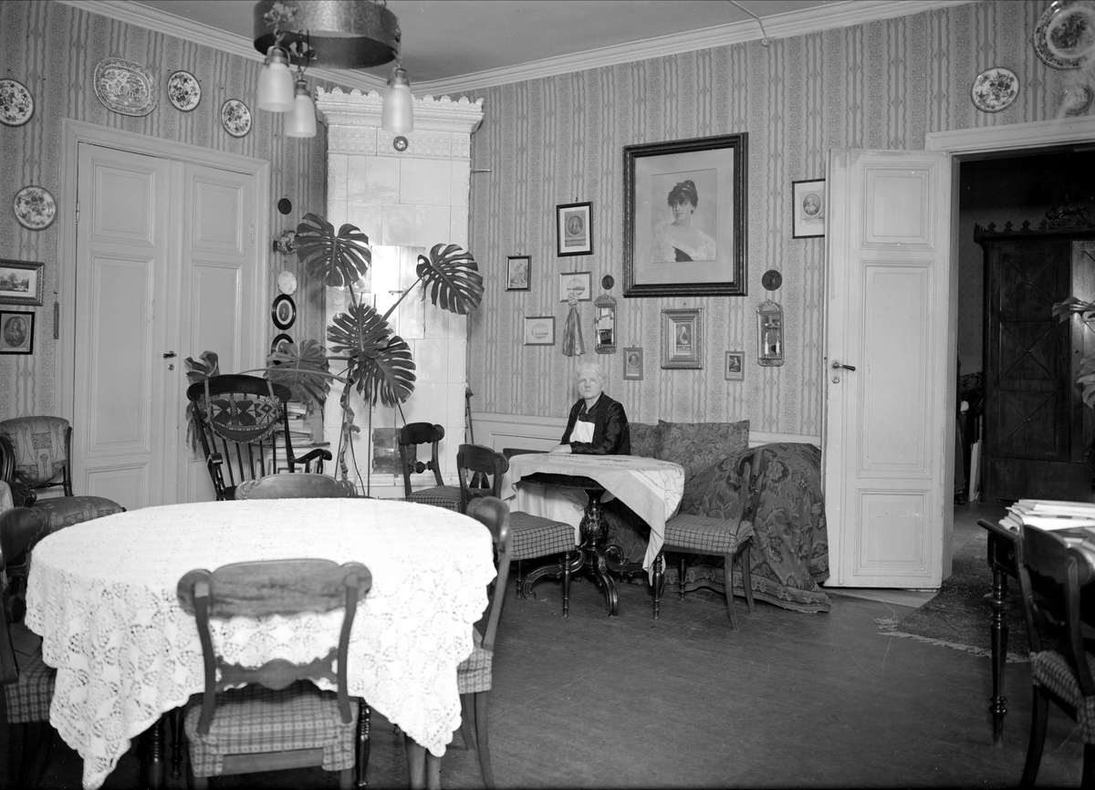 Åldrig kvinna i sin bostad, sannolikt Uppsala, 1942