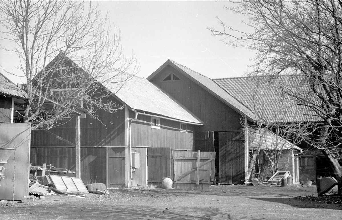 Ladugård, magasin och lider, Gränby 1:5 - 2:5, Ärentuna socken, Uppland 1977