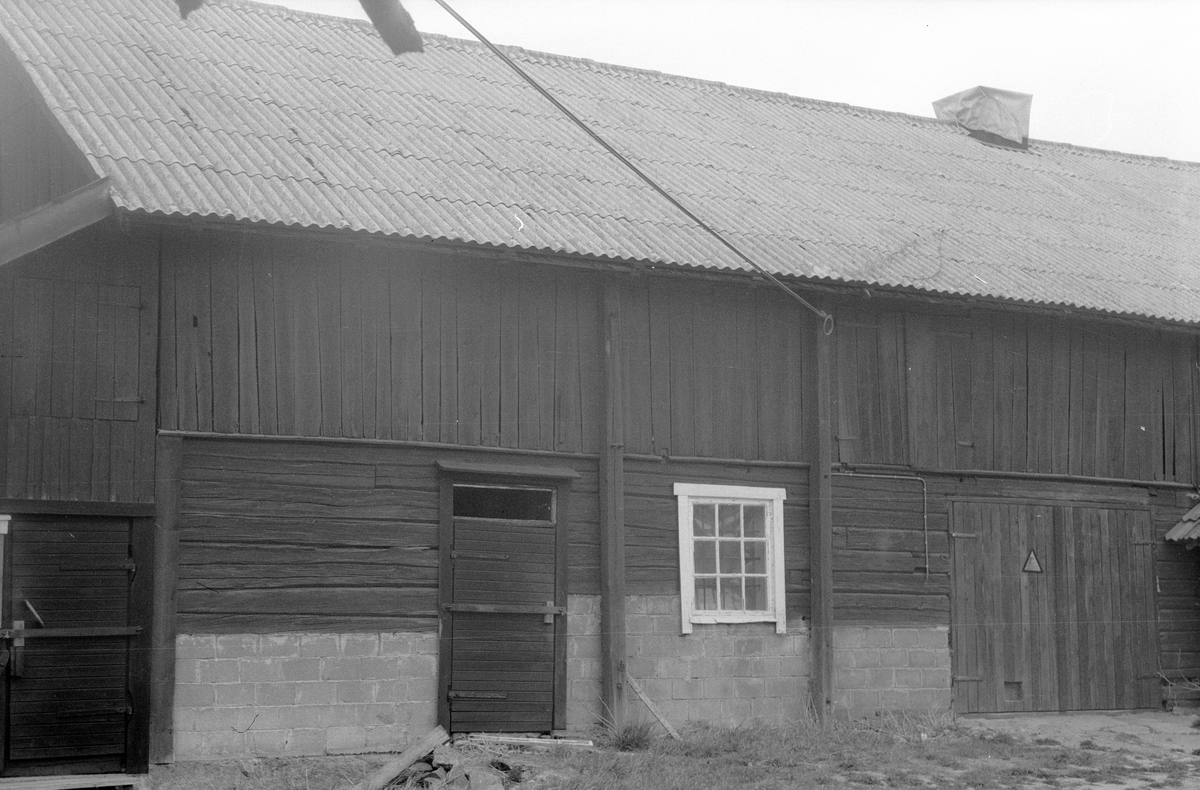 Bilverkstad och hönshus, Kilsgärdet, Lena socken, Uppland 1977