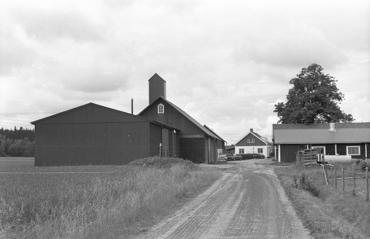 Maskinhall och ladugård, Lilla Söderby, Danmarks socken, Uppland 1977