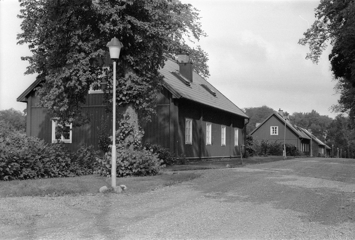 Östra gatan från söder, Vattholma Bruk, Vattholma, Lena socken, Uppland 1978
