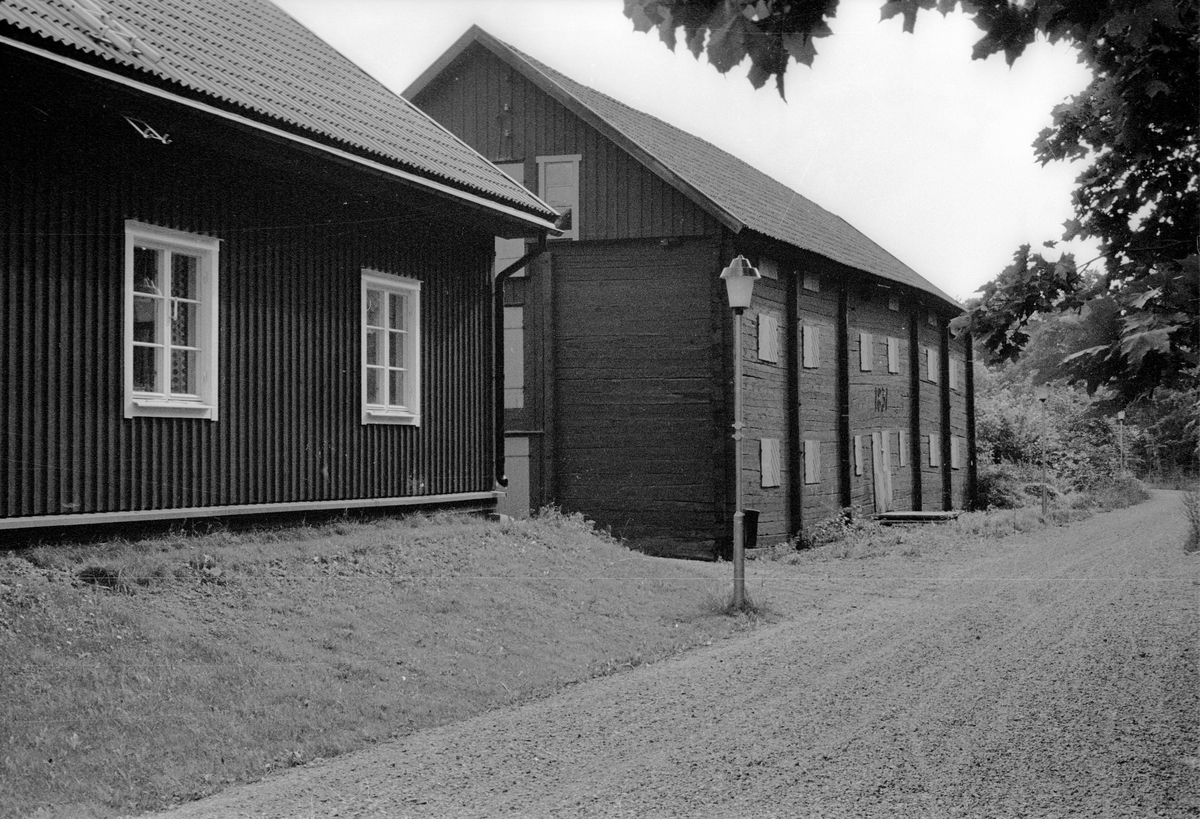 Vy från nordväst över Vattholma 5:20, Vattholma, Lena socken, Uppland 1978