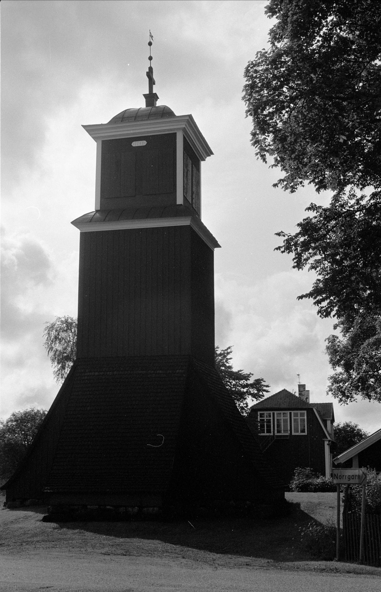 Klockstapel vid Bladåkers kyrka, Bladåkers socken, Uppland 1987
