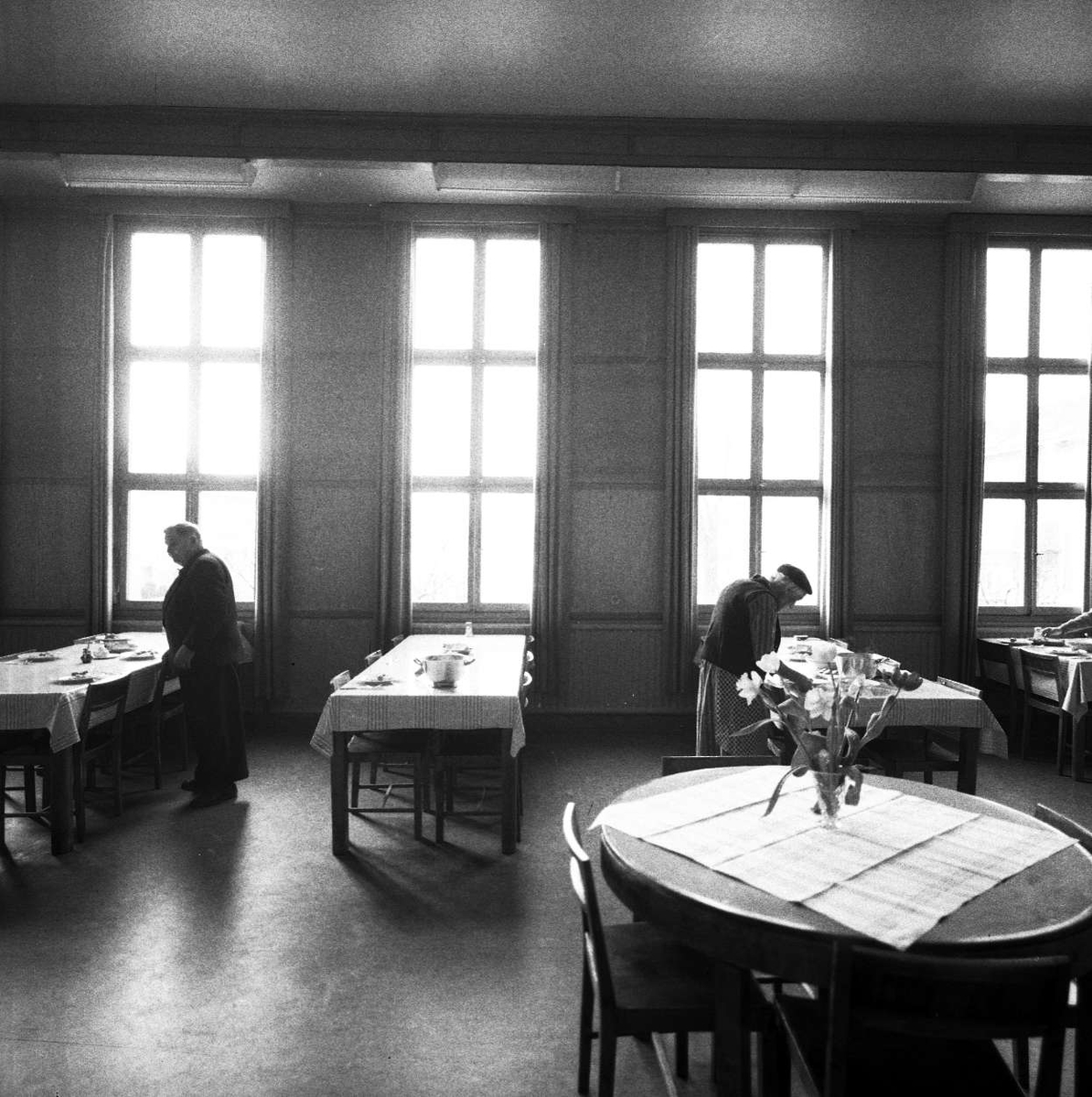 Tant Augusta och okänd man i matsalen vid eftermidddagskaffet, Uppsala Ålderdoms- och sjukhem, Svartbäcken, Uppsala 1958