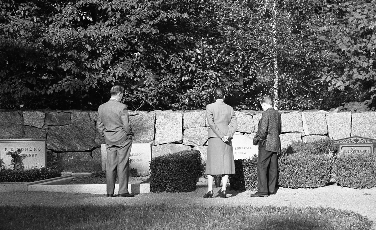 Robert, Astrid och Urban Ehrnvall vid familjegraven på Hammarby kyrkogård, Uppsala 1961