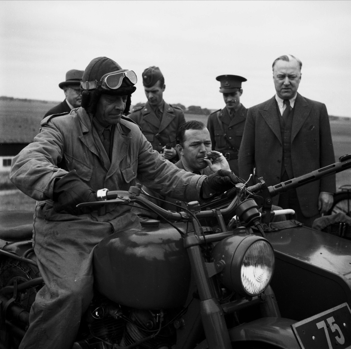 Prins Bertil i sidovagn på militärmotorcykel