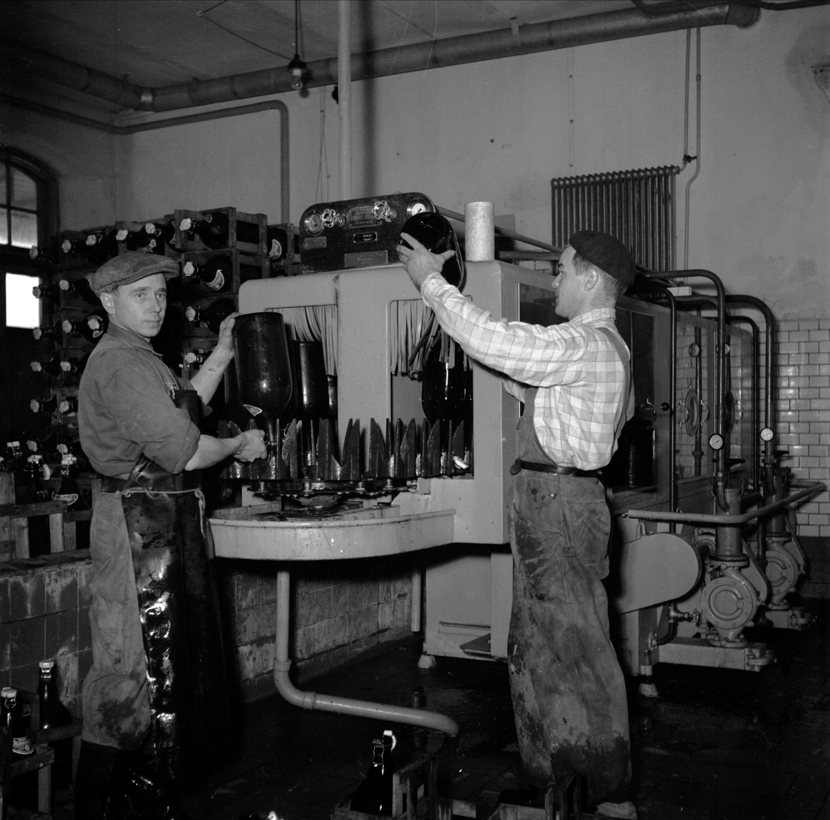 "Mejeri blev bryggeri", Storvreta Bryggeri, Rasbo, Uppland 1951. Ingvar Eriksson och verkmästare Edvin Larsson vid den stora diskmaskinen
