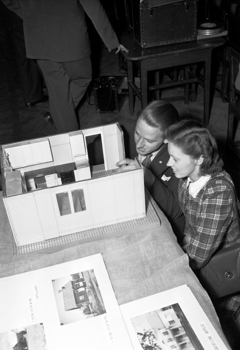 Kursen "Heminredningens ABC" på Danmarks hembygdsgård, Danmarks socken, Uppland januari 1953. Solveig Brungård och Josef Vängberg studerar en köksmodell