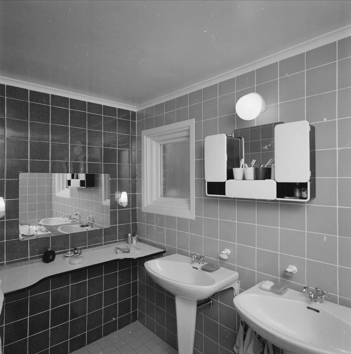 Badrum i västerås inrett med kakel från upsala ekeby ab, 1961 ...