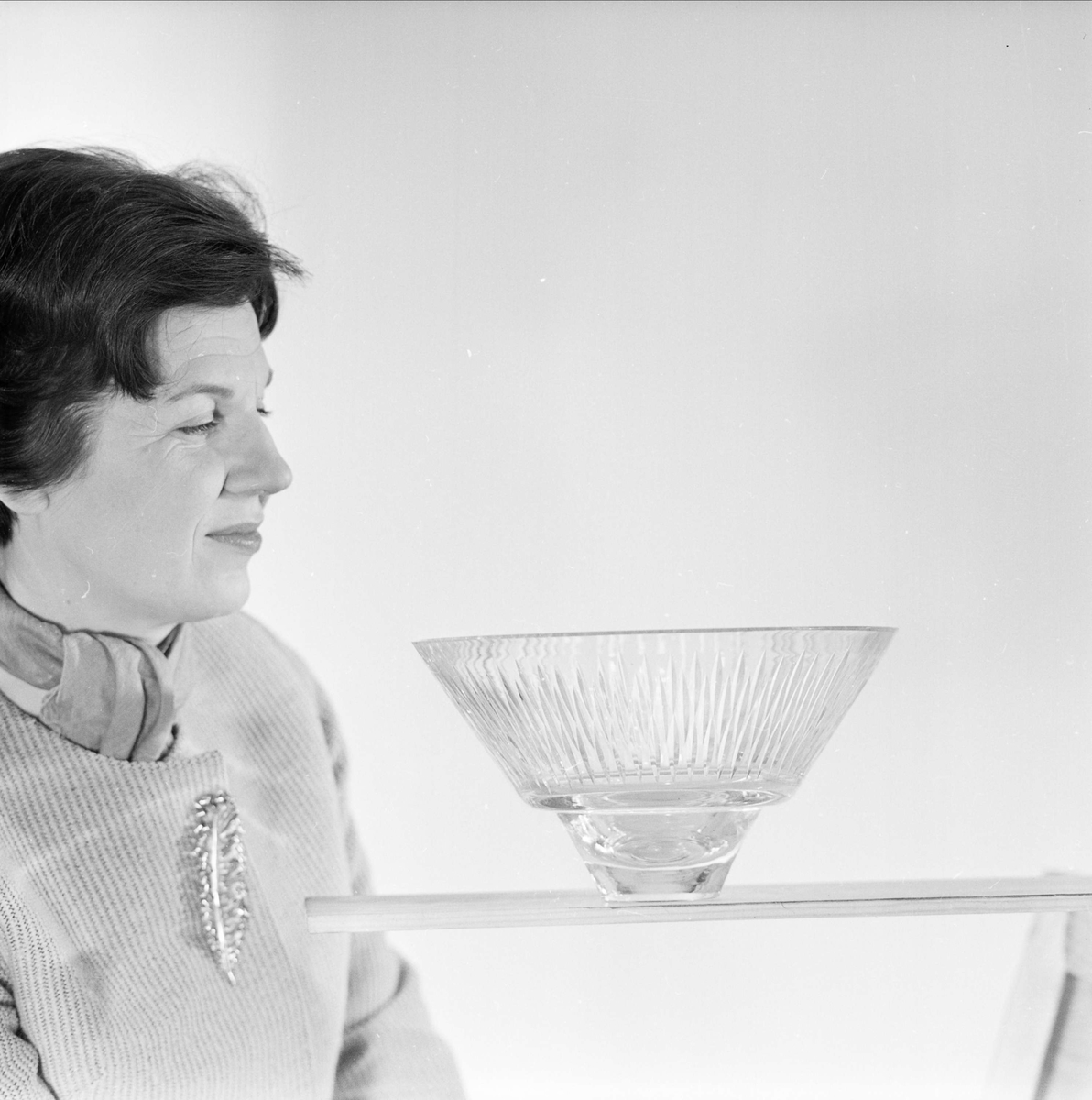 Konstnärinnan Ingrid Atterberg visar upp glasföremål, Uppsala, mars 1964