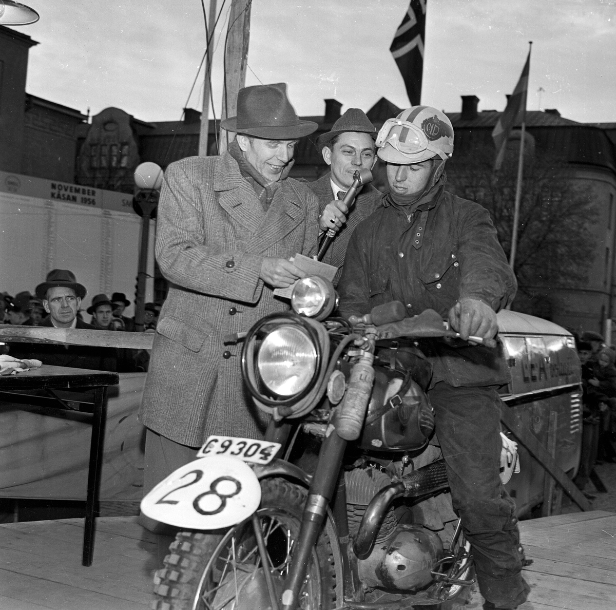 "Stort manfall i krävande tävling" - motorcykeltävlingen Novemberkåsan, Vaksala torg, Uppsala 1956