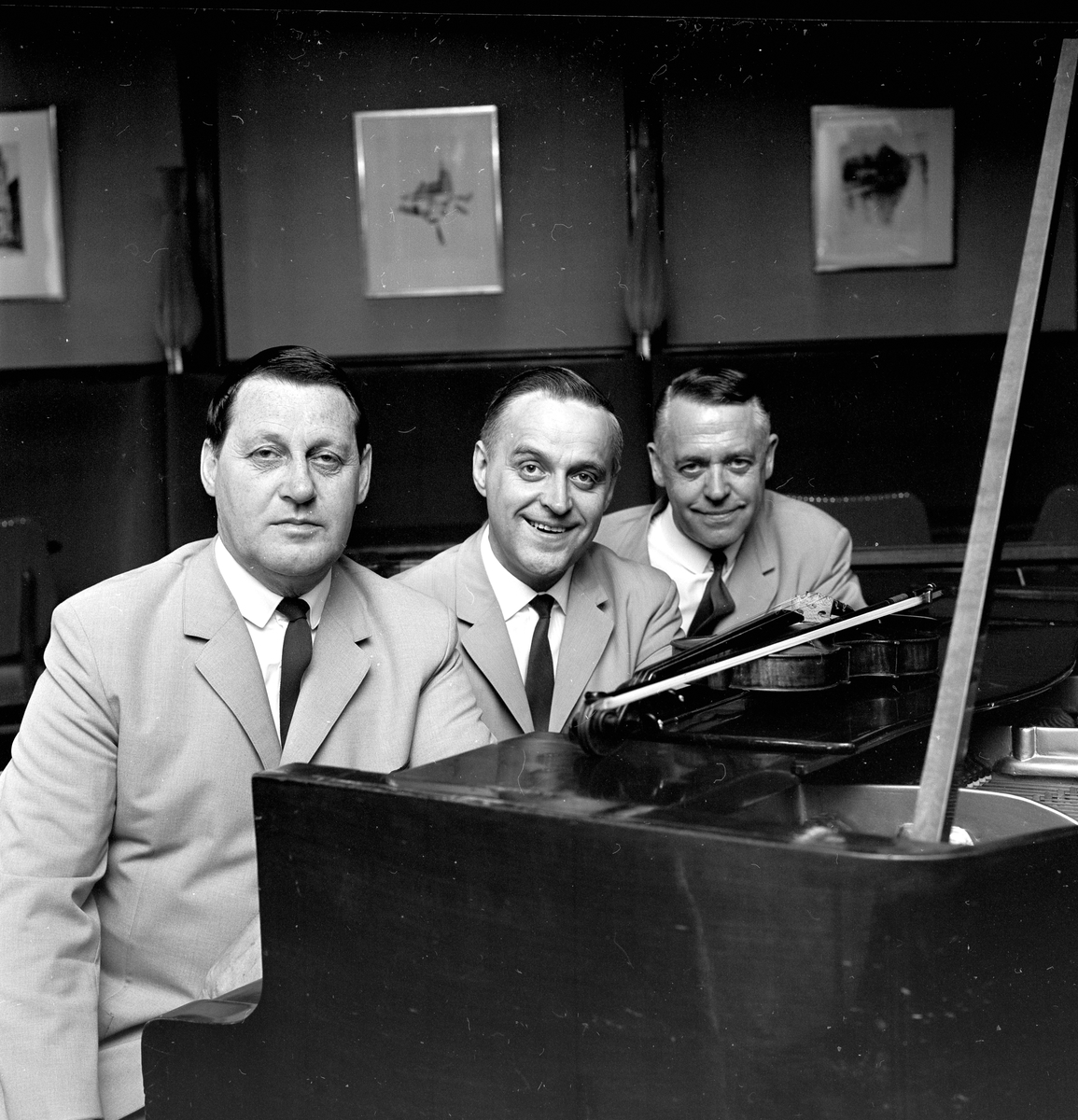 Trio kapellmästare vid flygel, Uppsala maj 1965