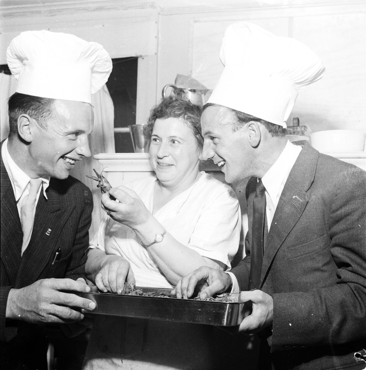 Kvinna och två män vid fat med kräftor, sannolikt Uppland 1948