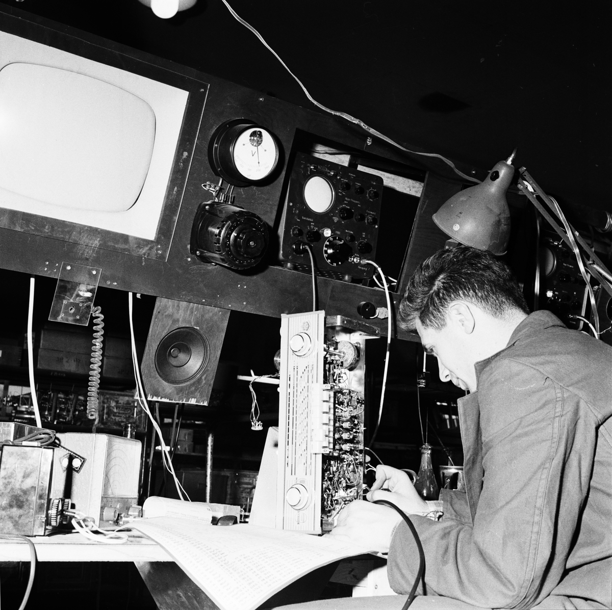 Industriarbetare arbetar med en radioapparat, radio- och TV-fabriken i Tobo bruk