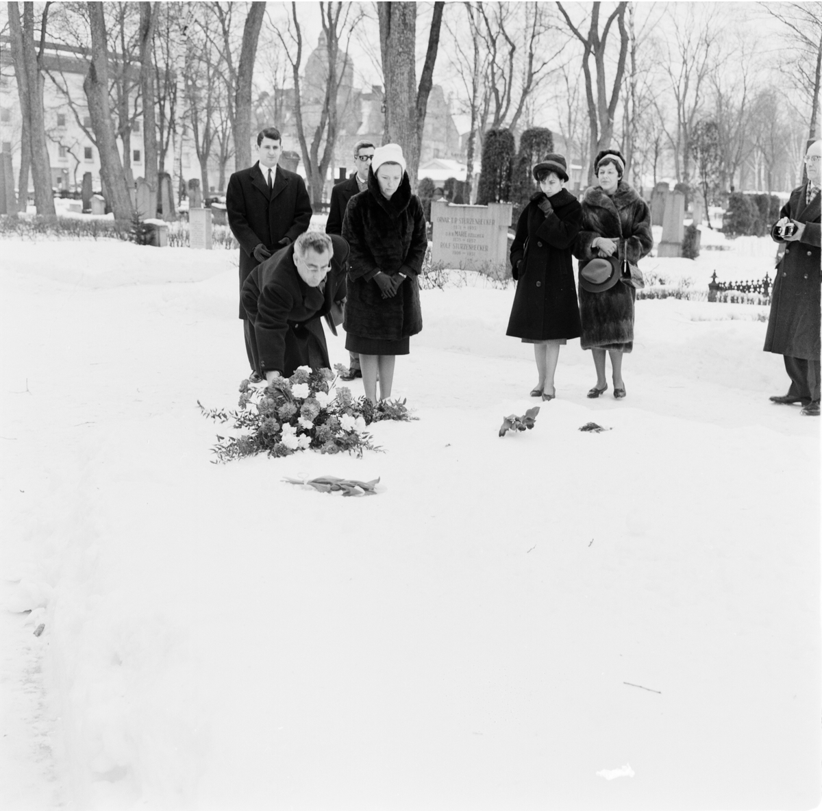 Tunisisk minister på Uppsalabesök hyllar Hammarskjölds minne, Uppsala gamla kyrkogård, Kungsgärdet, februari 1962