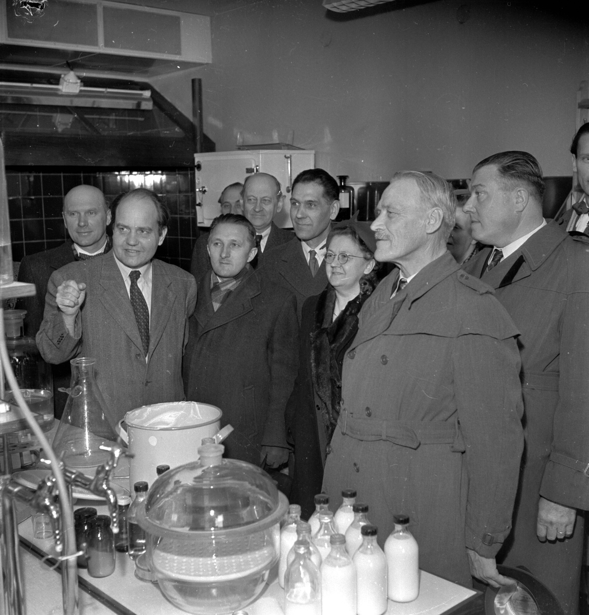 Representanter för Uppsala Läns Landsting besöker Pharmacia AB, Uppsala 1954