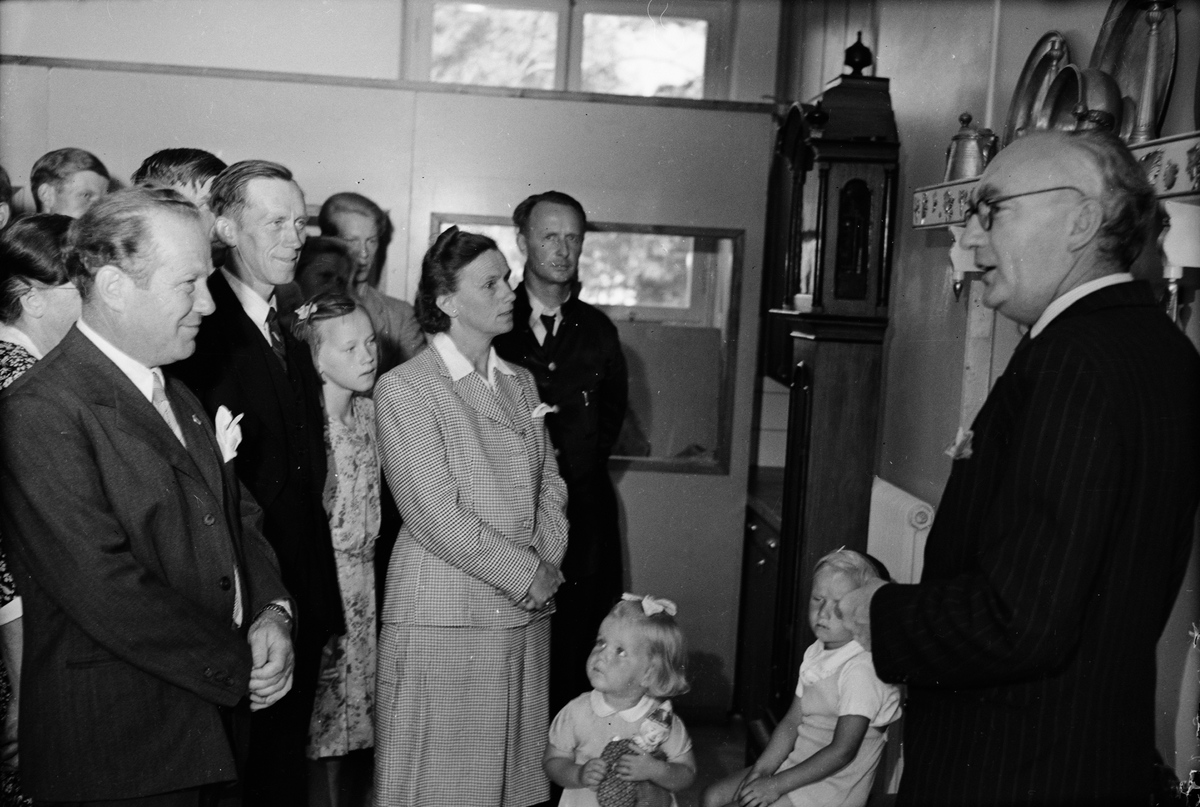 Intendent Nils Ålenius visar utställning på hembygdsfest i Alunda, Uppland 1947