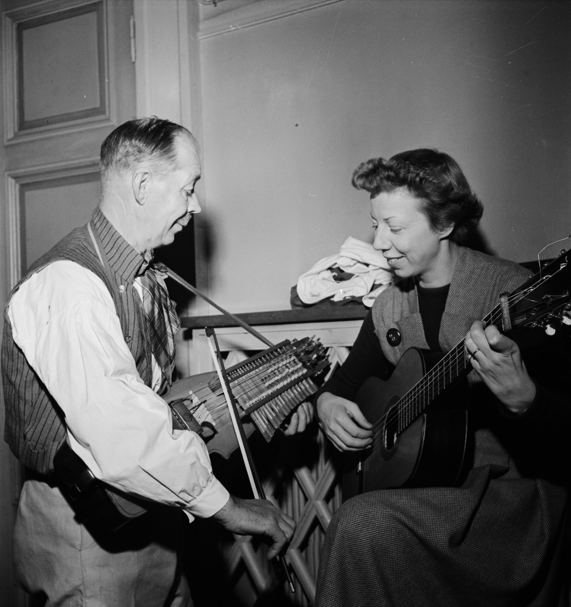 Margareta Kjellberg med okänd spelman på spelmansstämma, sannolikt i  Uppsala, 1952