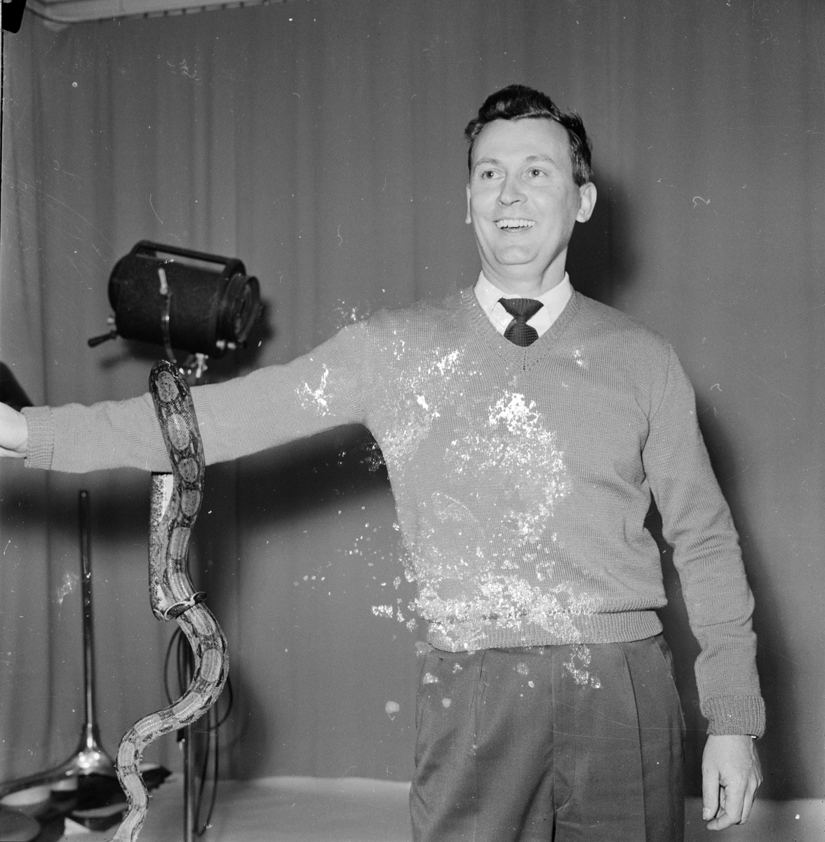 Man poserar med en orm på armen, Uppsala 1957