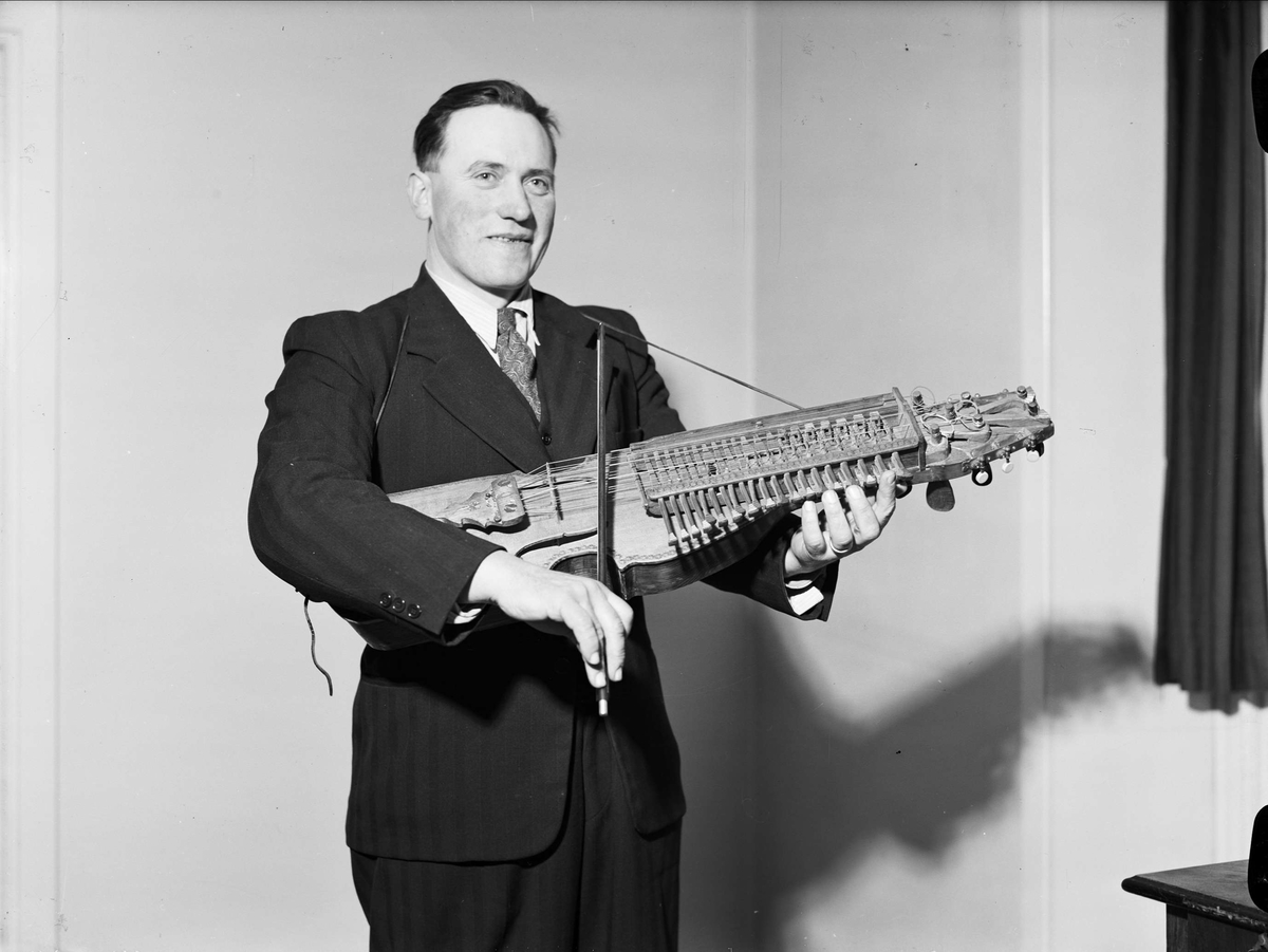 Spelmannen Eric Sahlström med nyckelharpa, sannolikt Uppsala, december 1949