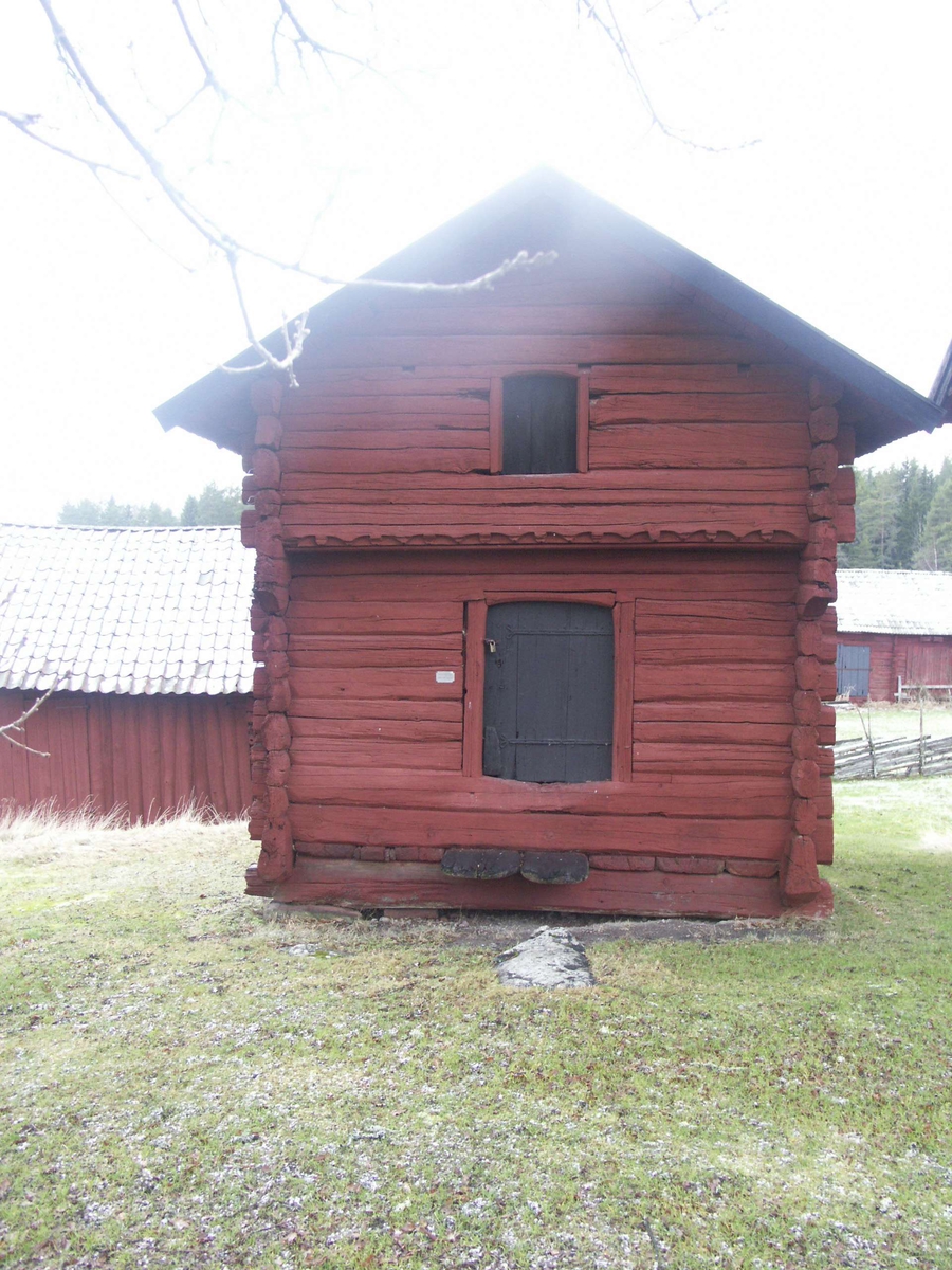 Överkragande enkelbod på Härledsgården som ägs av Torstuna hembygdsförening. Flyttad från Råby, Simtuna socken, Uppland