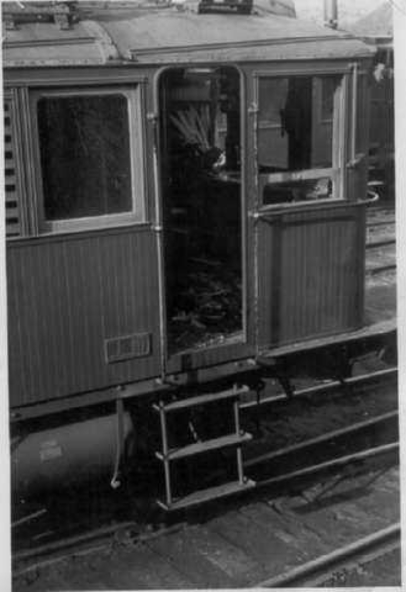 Skadet elektrisk lokomotiv.
Sansynligvis sto et tysk "orlobertog" i spor 4 på Narvik stasjon, Ofotbanen. Et elektrisk .lokomotiv kom fra lokstallen og skulle inn i spor 1 på Narvik stasjon. Uheldigvis var det ikke middel (plass) mellom siste vogn i "olobertoget" og sporet inn til sppor 1, slik at venstre side på lokomotivet kolliderte med bakerste vogn`s høyre side. Ulykken skjedde 28.05.1942..  Lokfører Schille (far til lokfører Arne Schille) ble drept.
