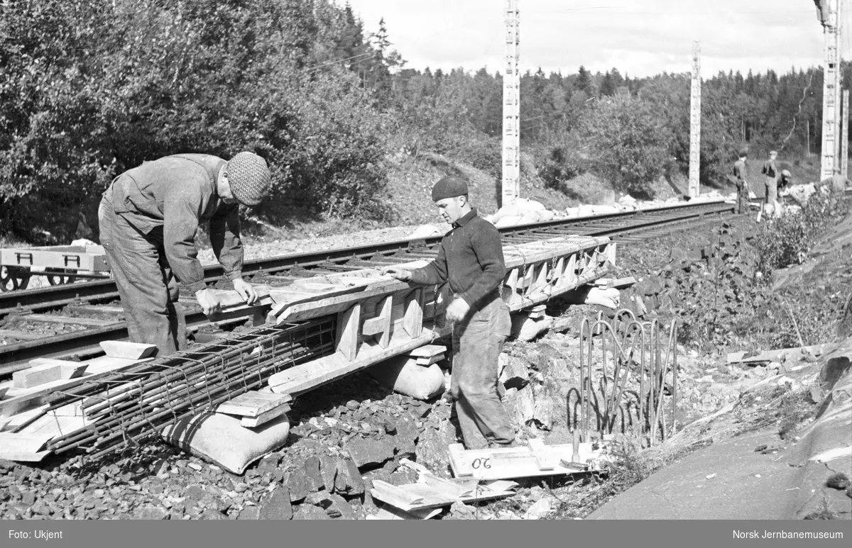 Elektrifiseringen av Østfoldbanen : støping og reising av betongmaster Oslo Ø - Kolbotn