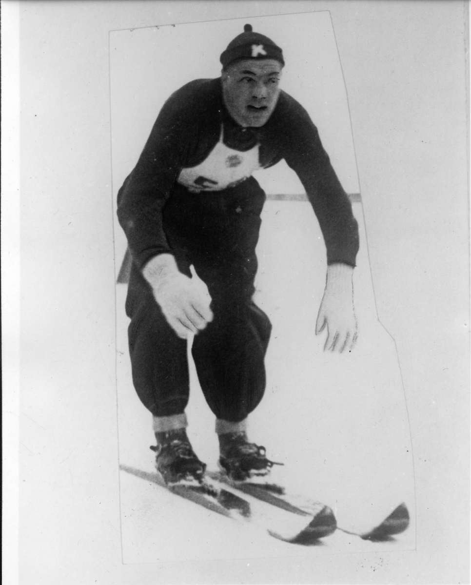Arne Ulland i Dragstukollen 1947. Arne Ulland at the Dragstukollen jumping hill 1947.
