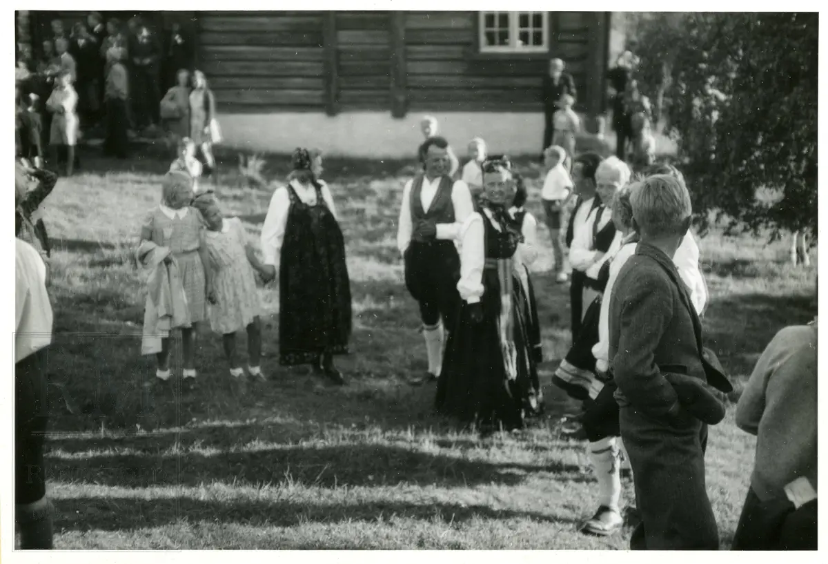 Arrangement på Halvdanshaugen og Hadeland Folkemuseum med bondebryllup