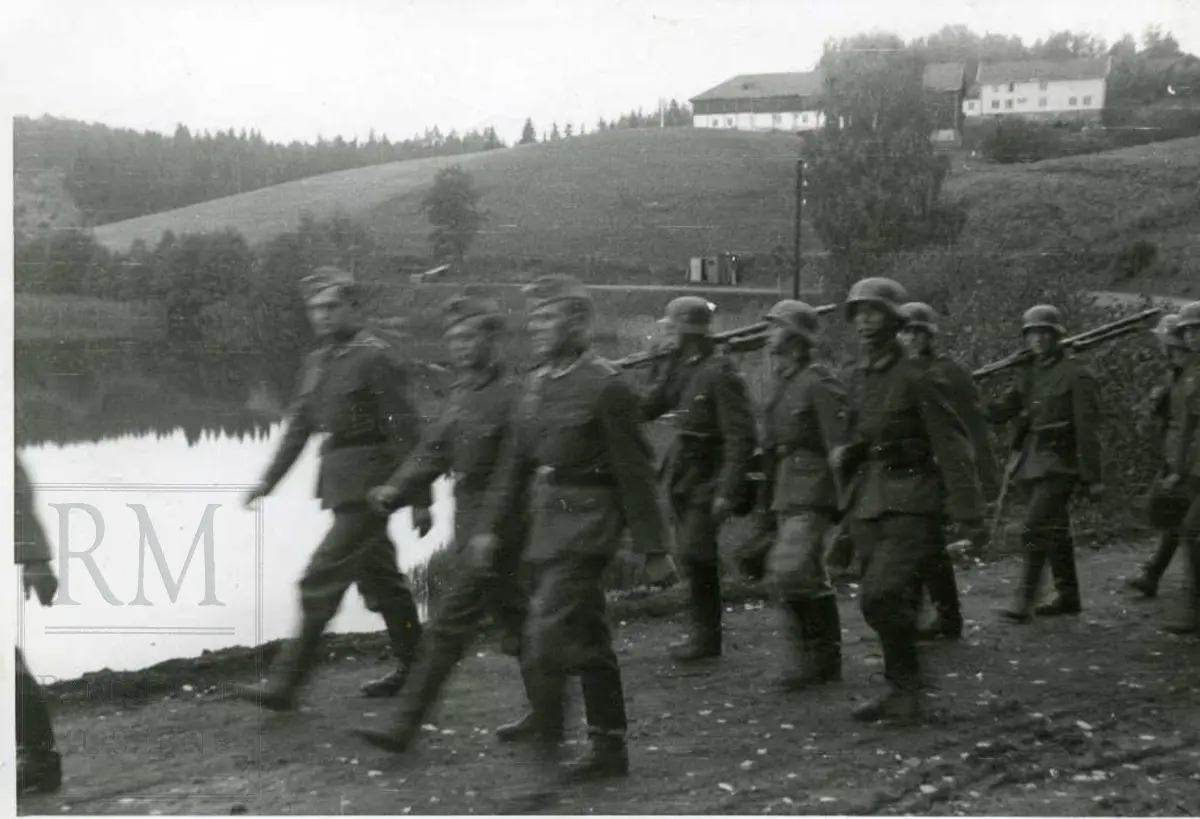 Tyske soldater marsjerer på veg