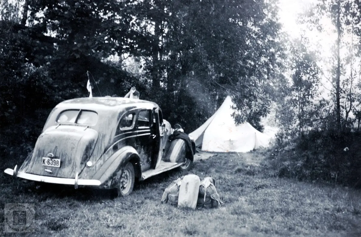 På ferietur med bil og telt, ungdommer fra Grindheim.