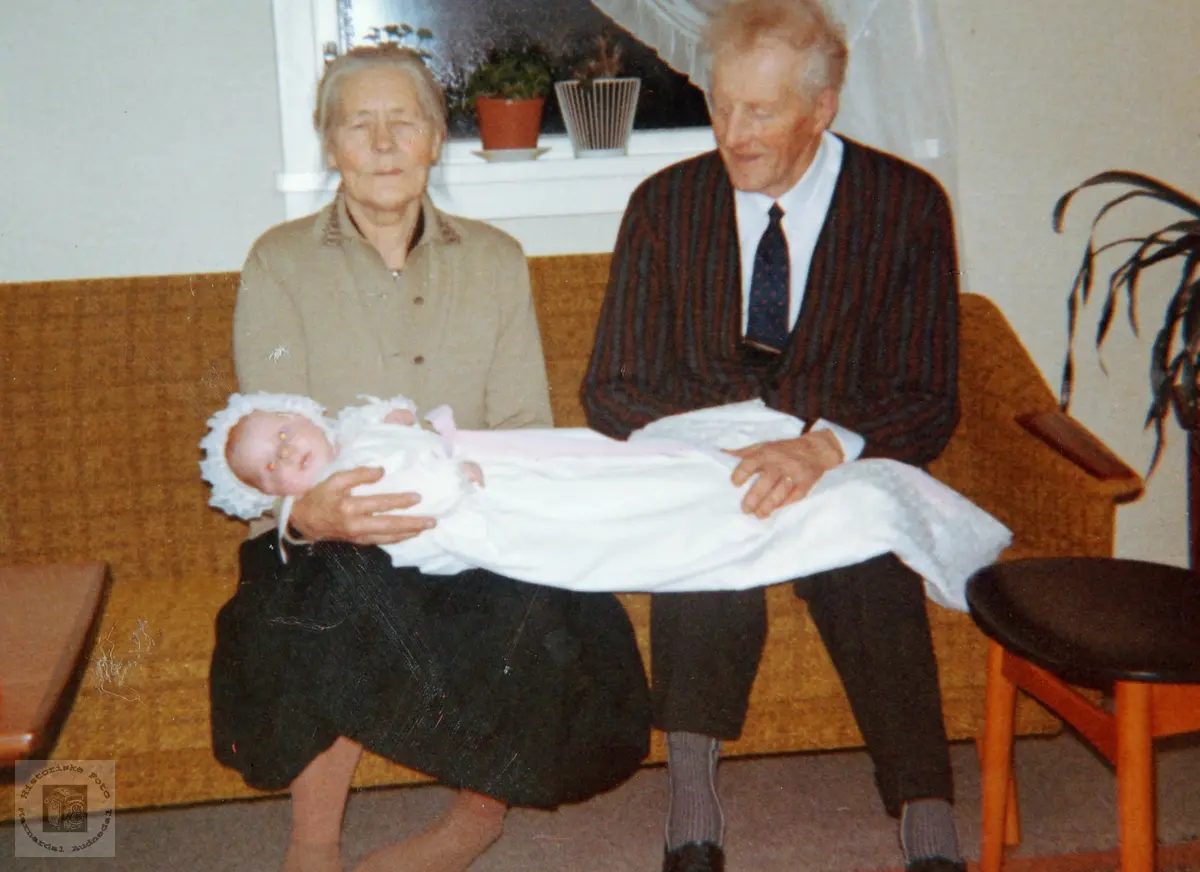 Mormor og farfar med den døpte Synnøve Flottorp, Grindheim.