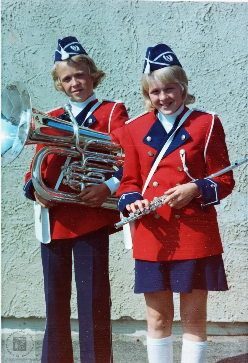 Skolemusikantene Helge og Anne Mjåland. Grindheim.