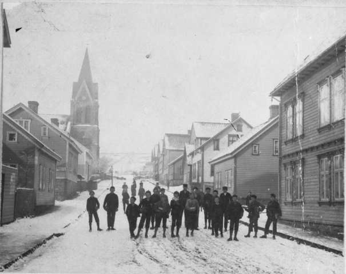 Gruppe barn stående på Kirkegata i Sandnes