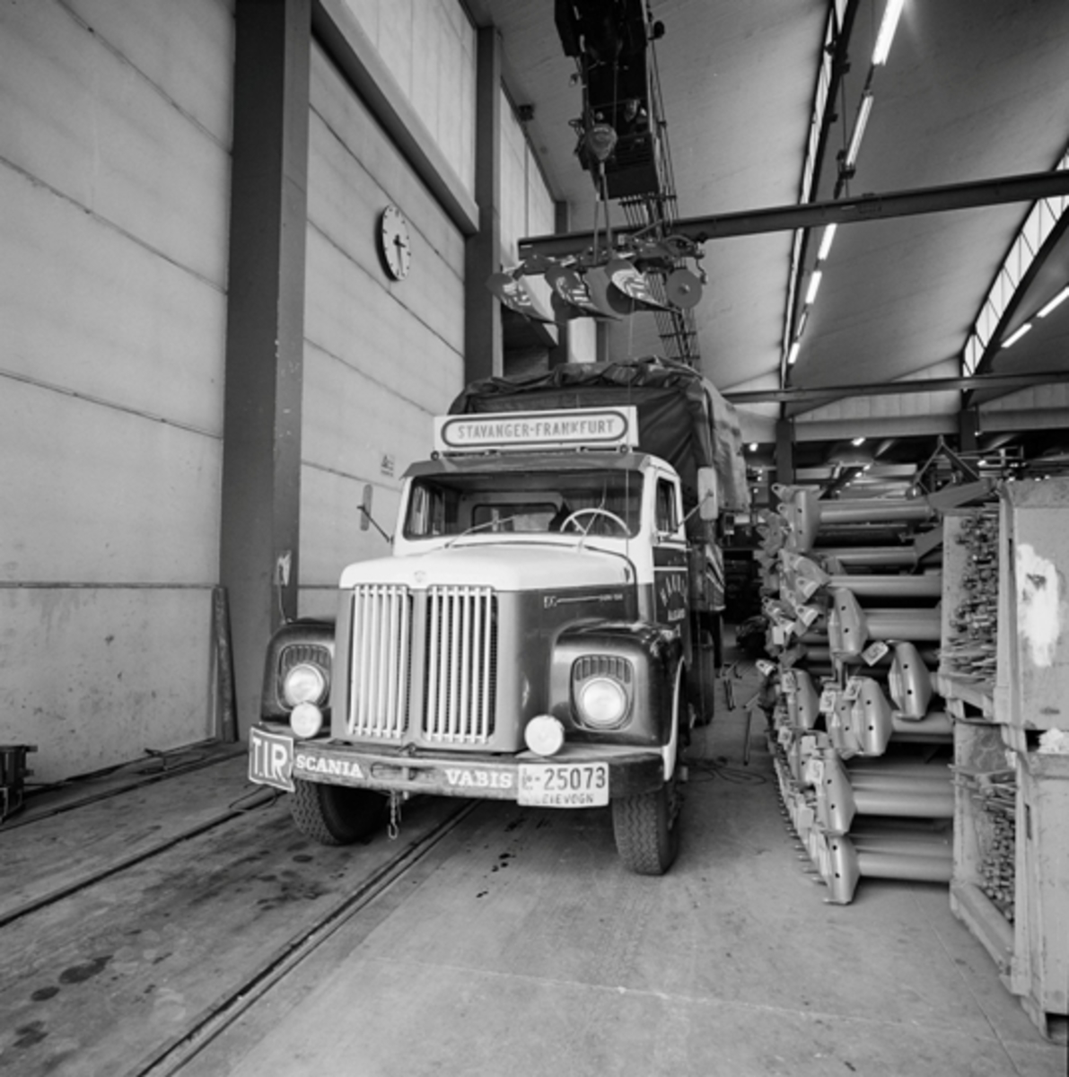 Trailer blir lastet med ploger for Tyskland i fabrikklokalene til Kvernelands Fabrikk AS på Øksnevad