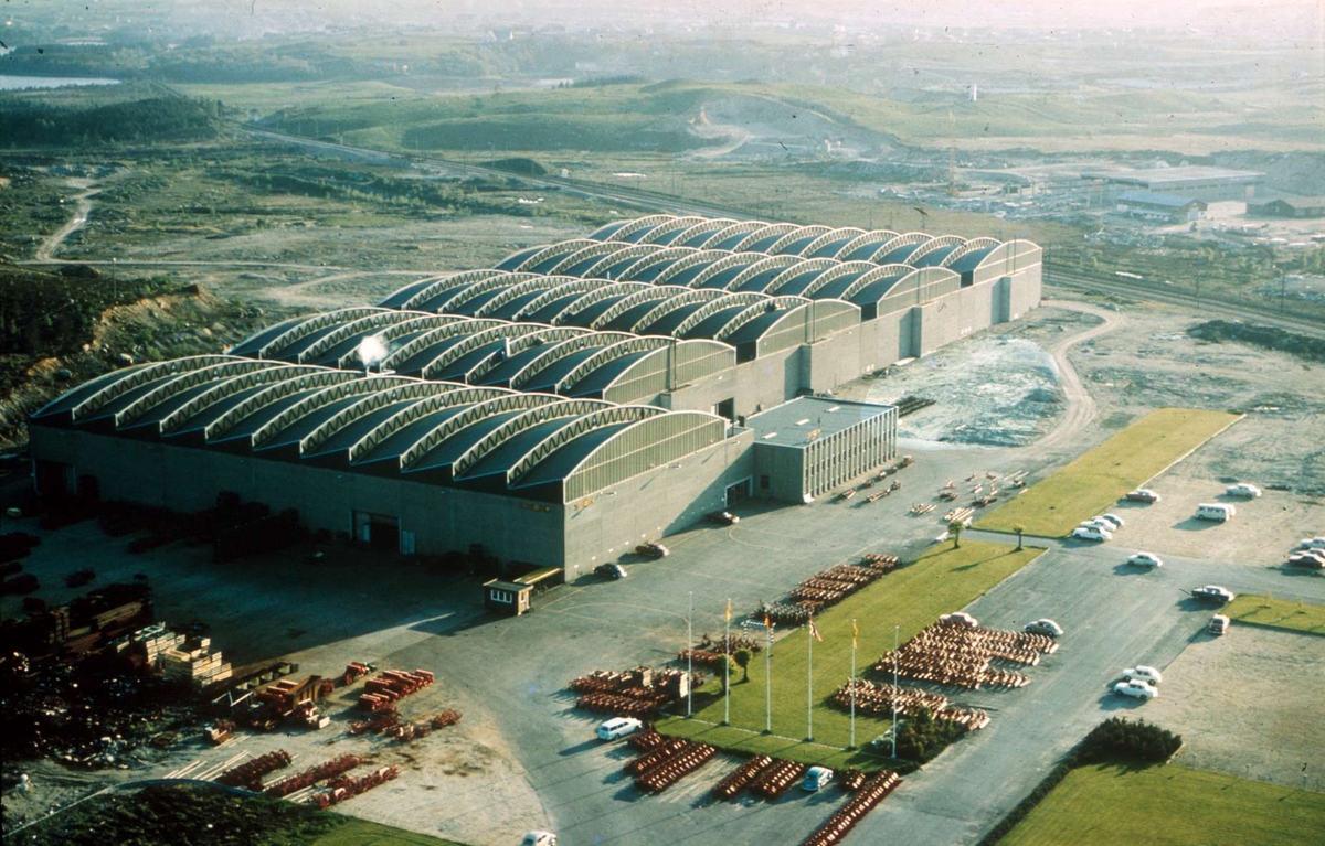 Flyfotografi av Øksnevadanlegget til Kverneland fabrikk: 5 haller, bilde tatt fra øst