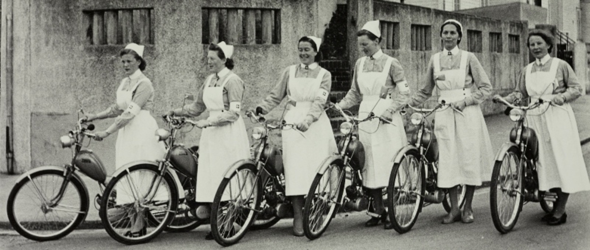 Seks menighetssøstre med TEMPO-Lett-motorsykler i Haugesund
