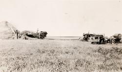 Torleif Helle på tresking i Amerika. Konsmo.