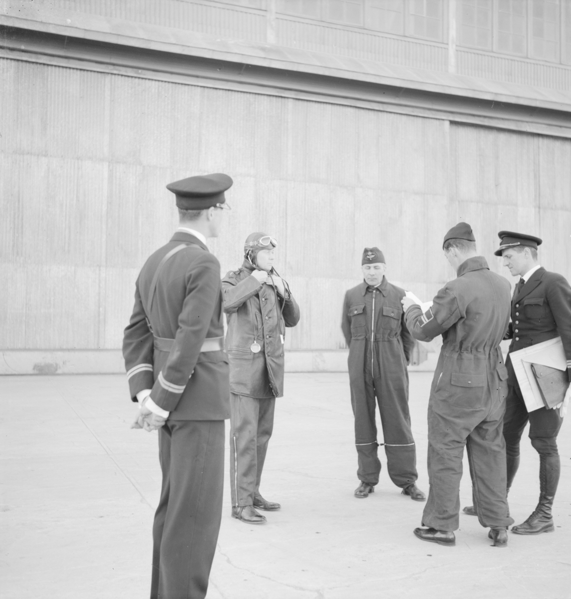 Flygvapenchefen Torsten Friis inspekterar marinspaningskursen på Fårösund, 1937. Fem militärer i samtal.