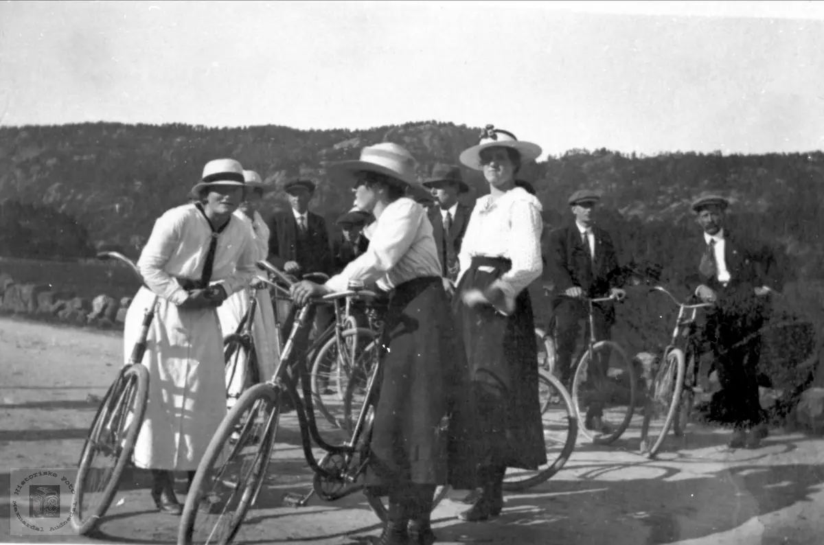 Hatt og sykkel var høyeste mote på Øyslebø.